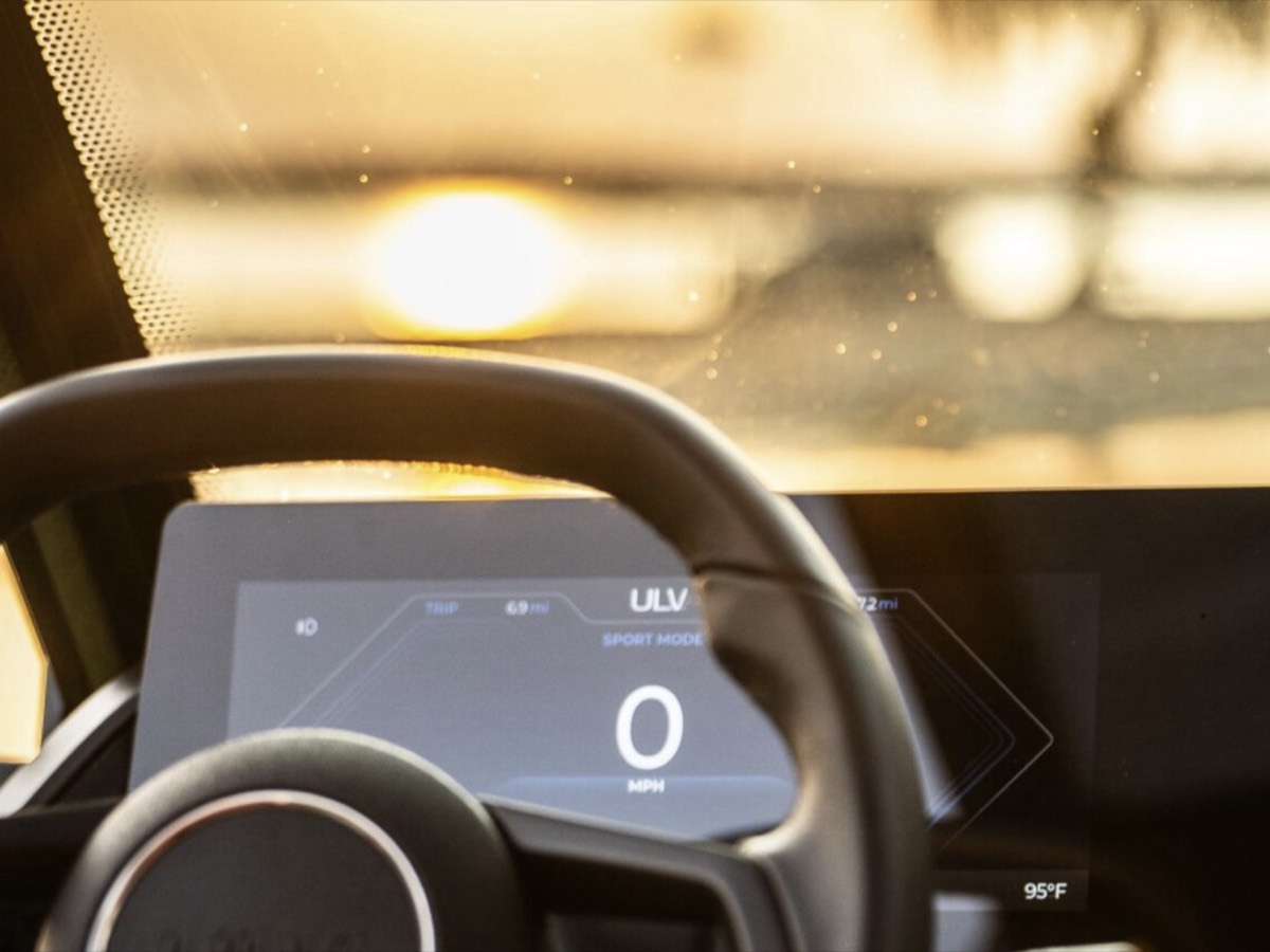 ULV 28.5 inch in-vehicle touchscreen display and instrument cluster