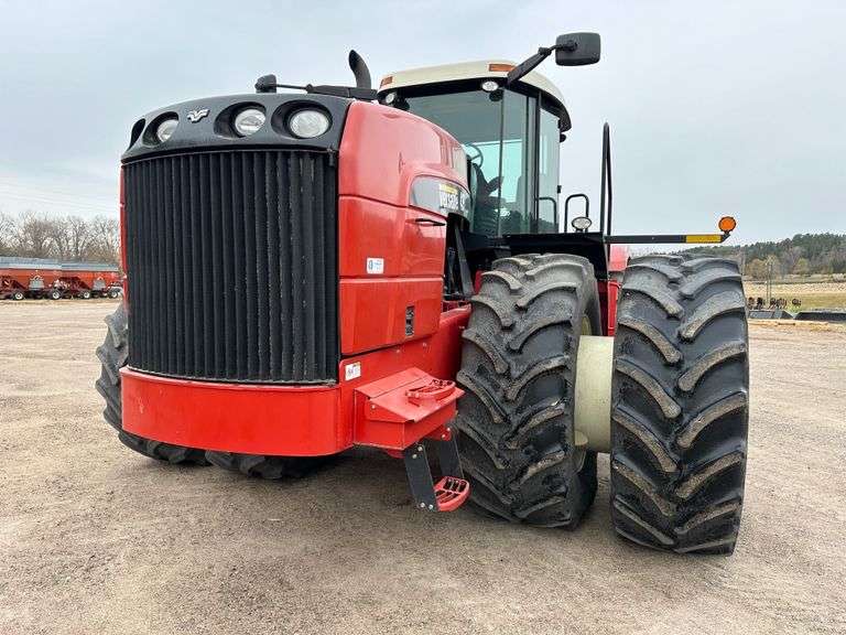 Versatile four-wheel-drive tractor front grille and work lights